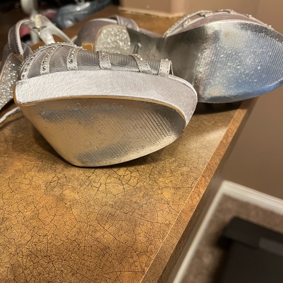 Adrianna Papell size 8.5 heels silver with rhinestones - Picture 3 of 3